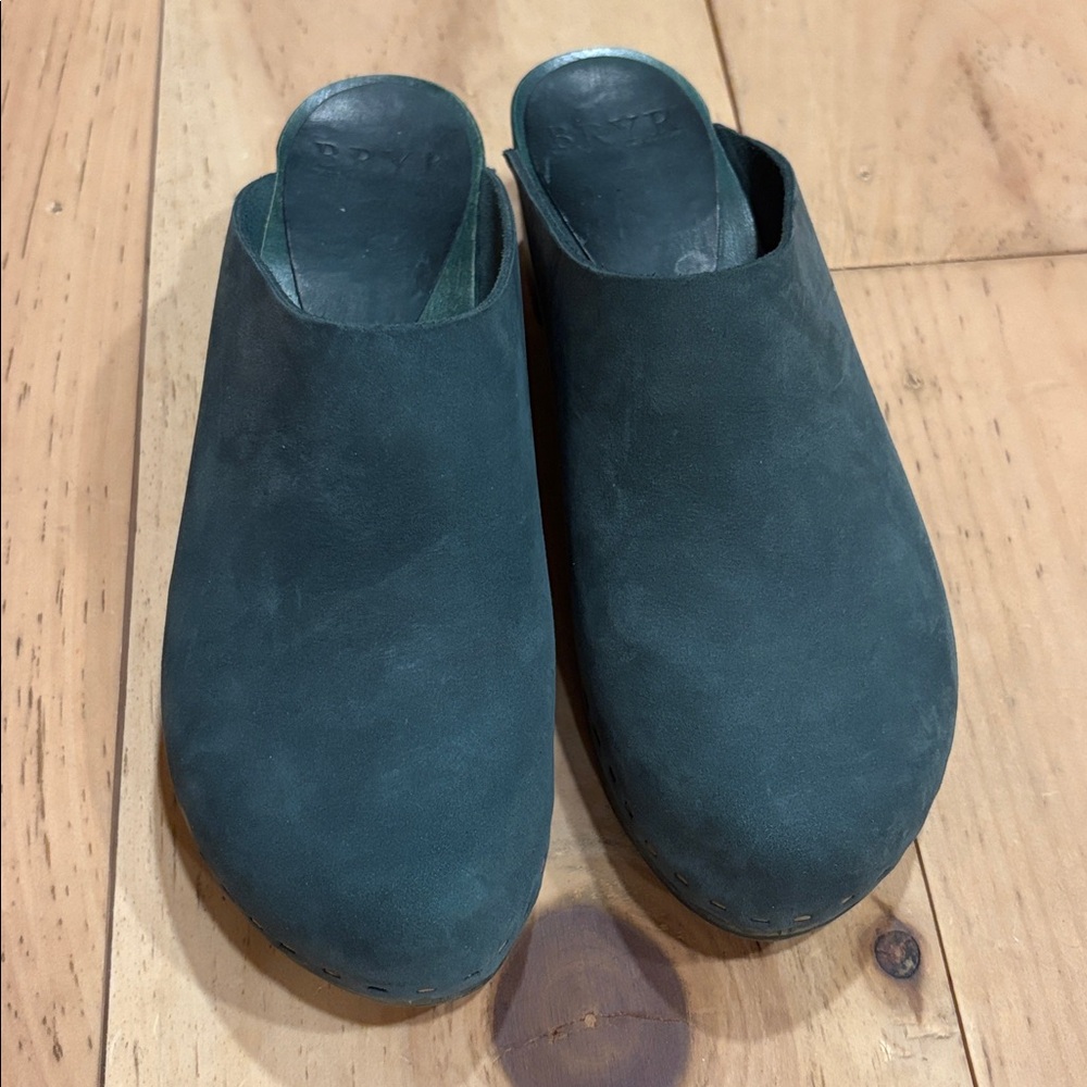 Bryr Green Leather Mid block heel Clogs